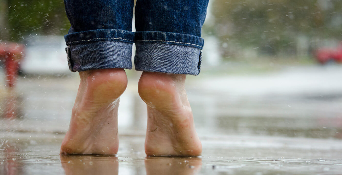 Door barefoot-lopen neemt de spierkracht toe. Door barefoot-lopen neemt de spierkracht toe.